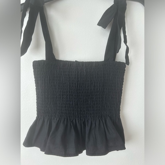 Cute black crop top size medium - Picture 2 of 4